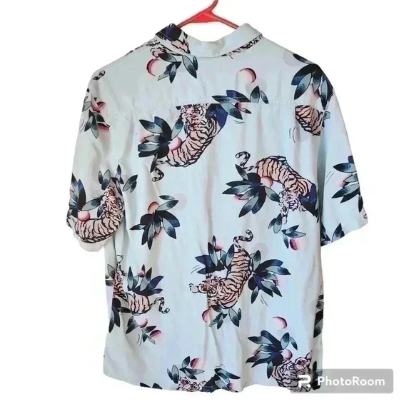 Urban Outfitters Shirt 100% Rayon Button Down Tiger Print Size Medium 66170 - Picture 2 of 7